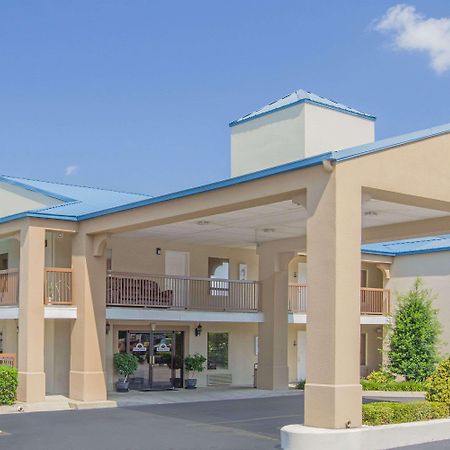 Days Inn & Suites By Wyndham Pine Bluff Buitenkant foto
