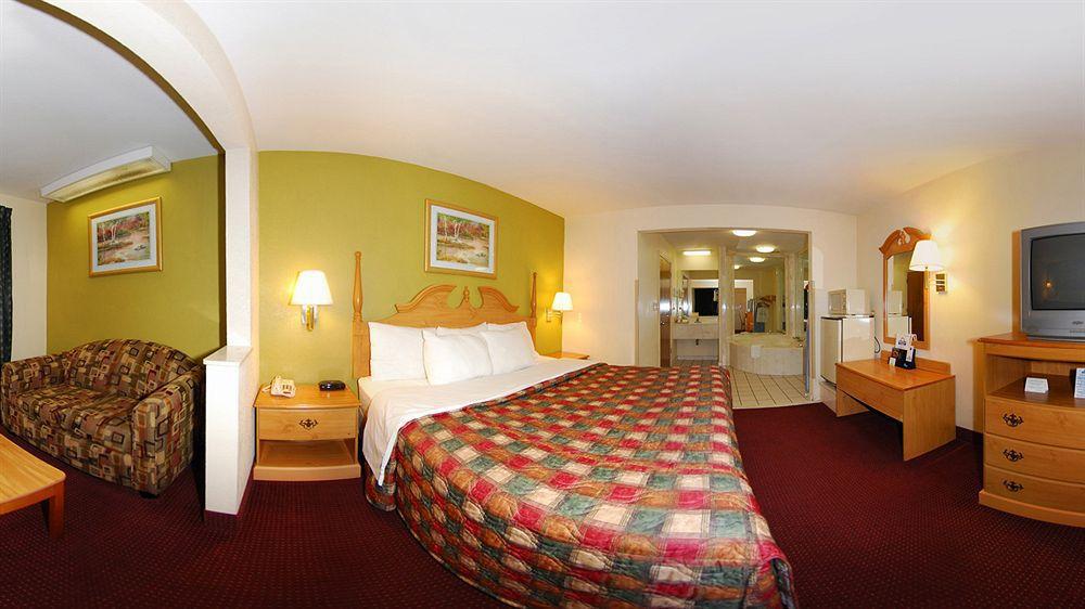 Days Inn & Suites By Wyndham Pine Bluff Buitenkant foto