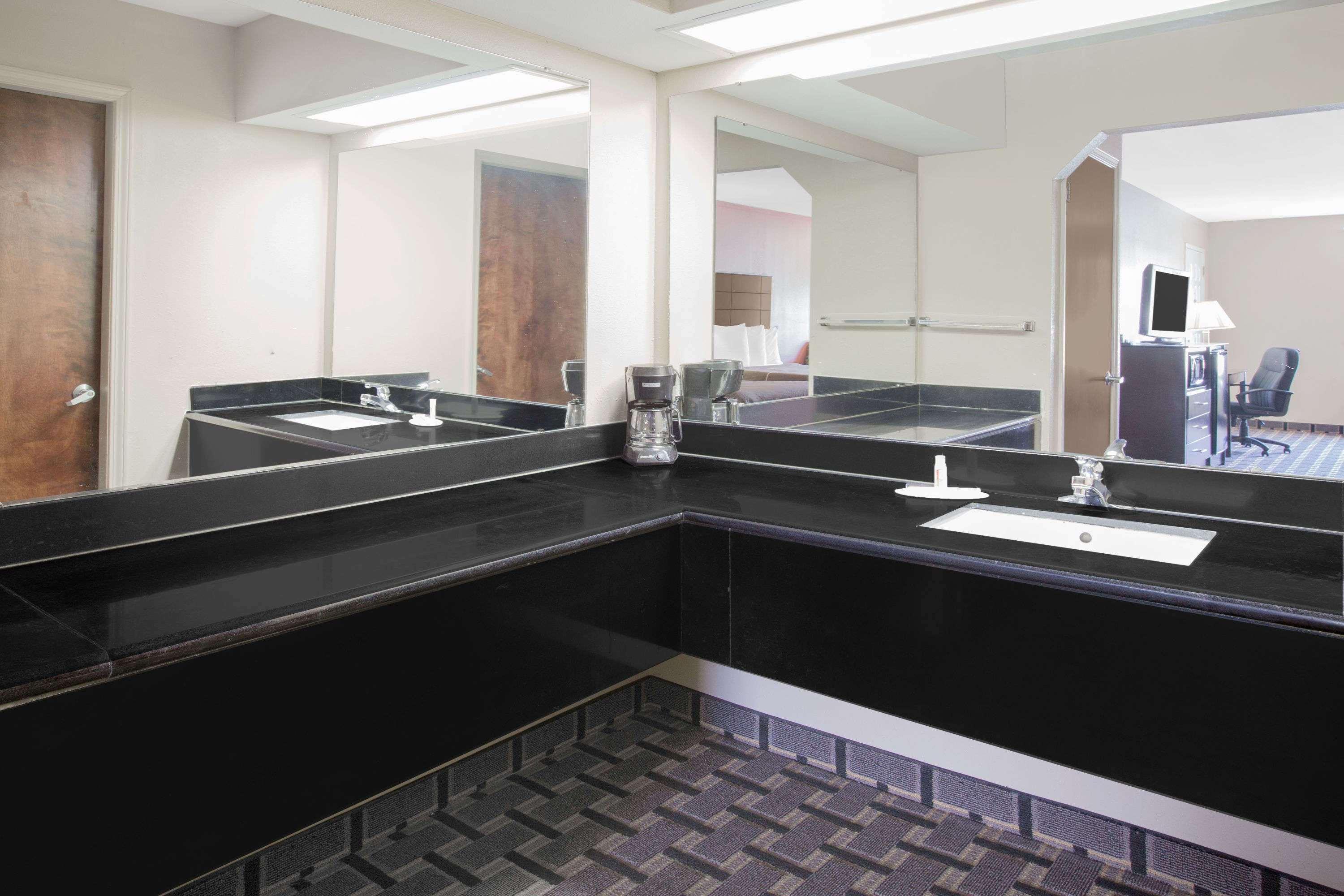 Days Inn & Suites By Wyndham Pine Bluff Buitenkant foto