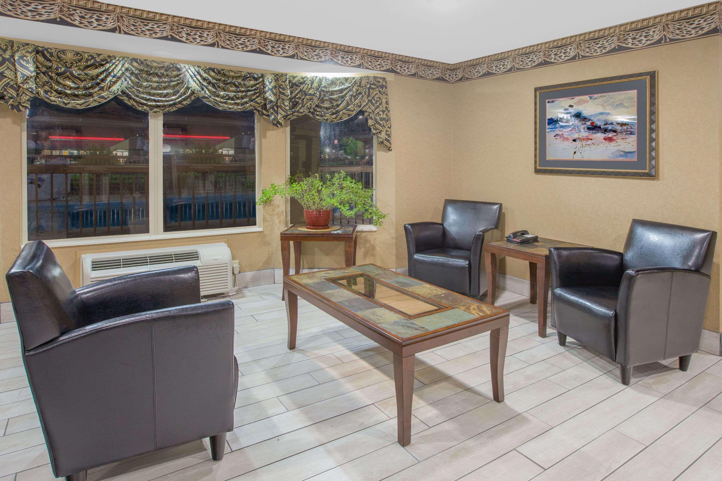 Days Inn & Suites By Wyndham Pine Bluff Buitenkant foto