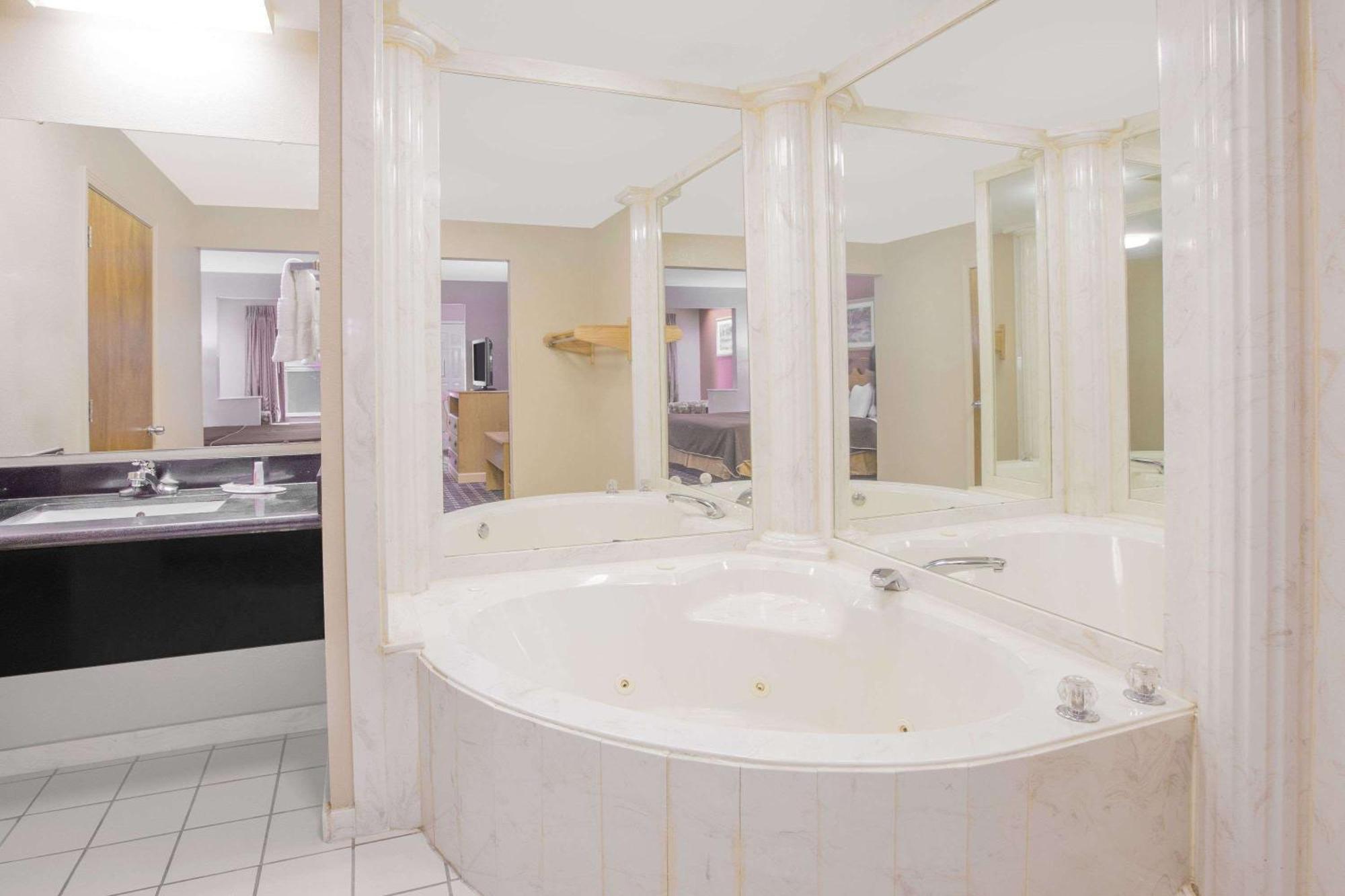 Days Inn & Suites By Wyndham Pine Bluff Buitenkant foto