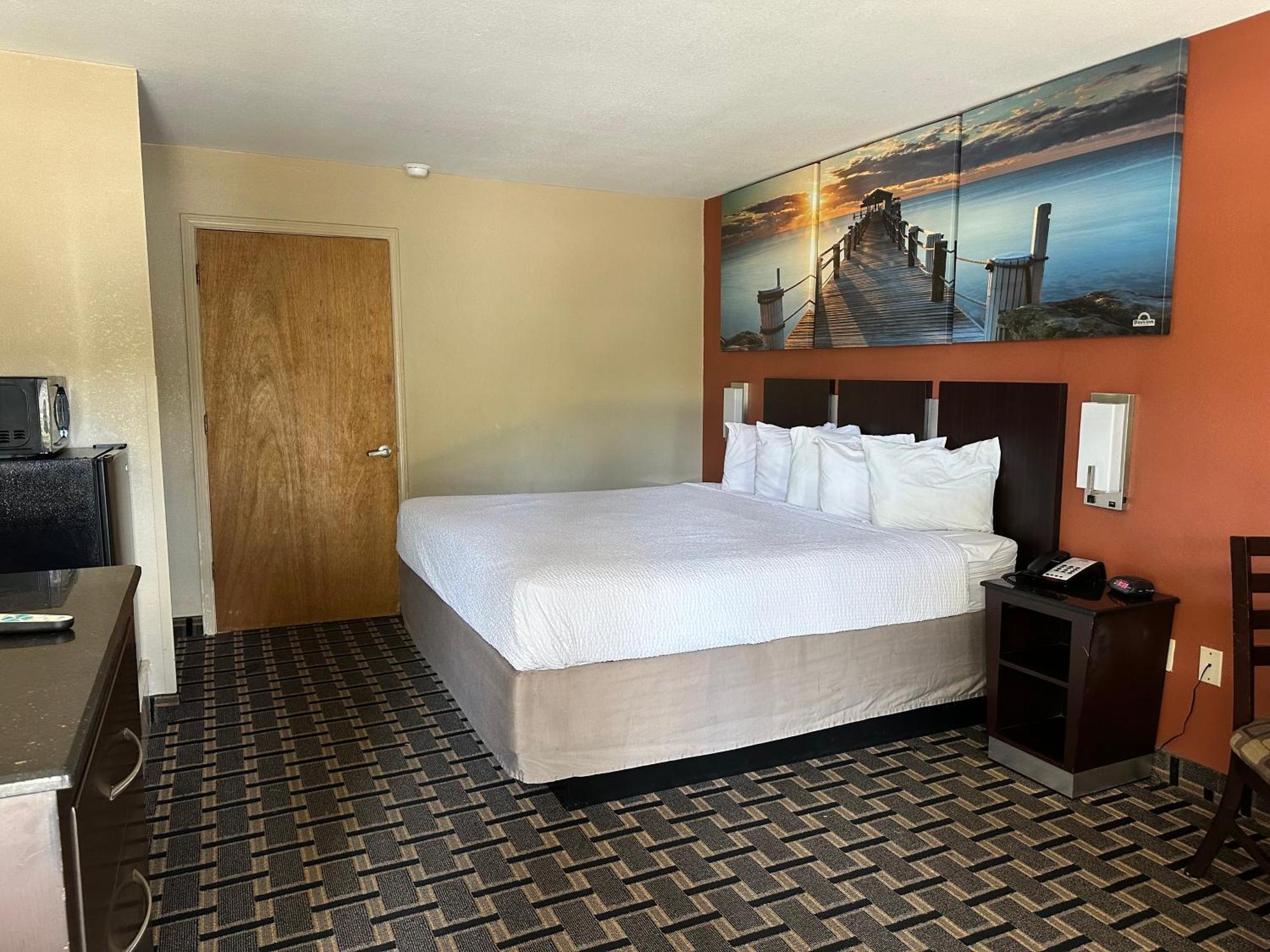 Days Inn & Suites By Wyndham Pine Bluff Buitenkant foto