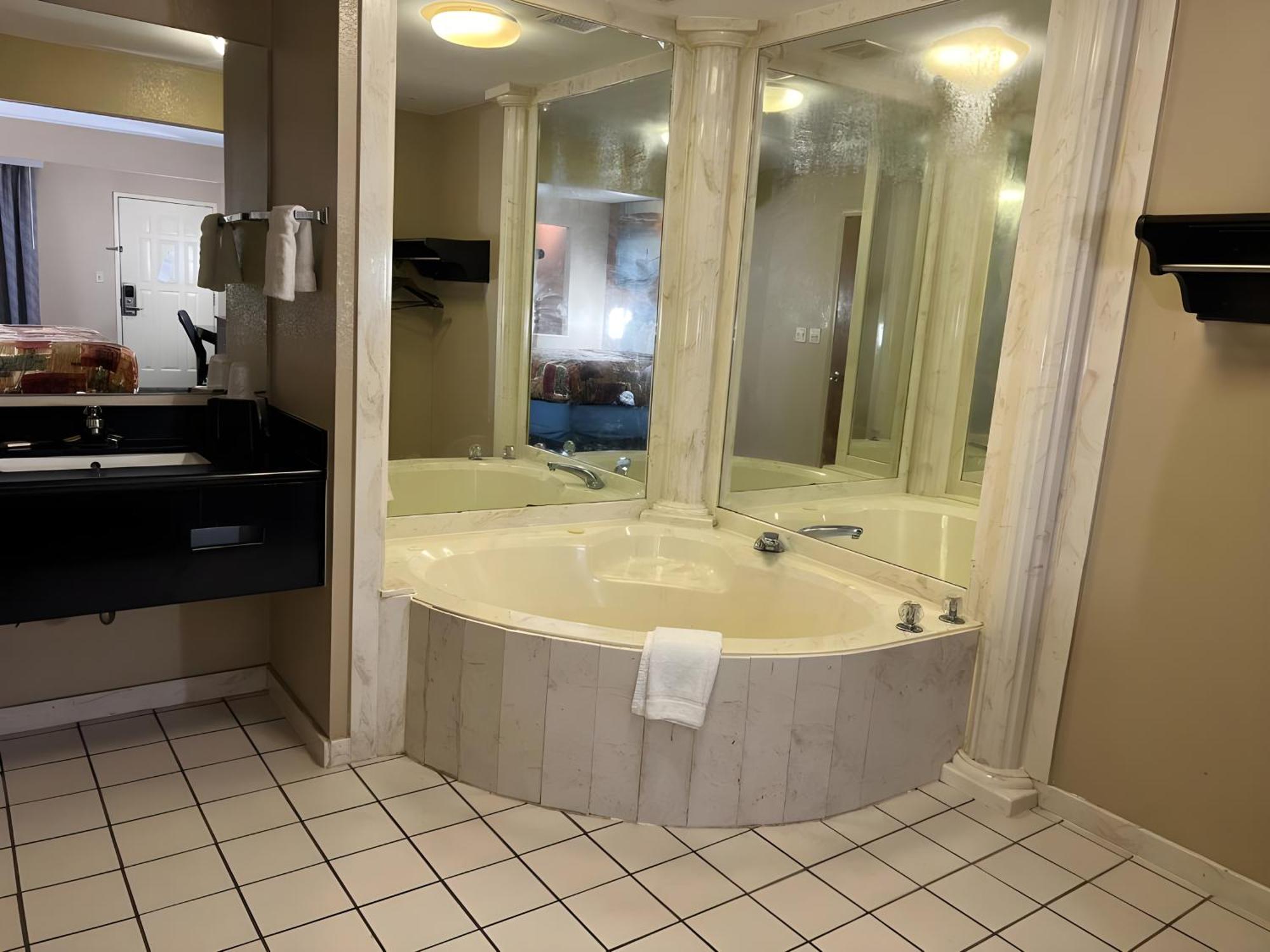 Days Inn & Suites By Wyndham Pine Bluff Buitenkant foto