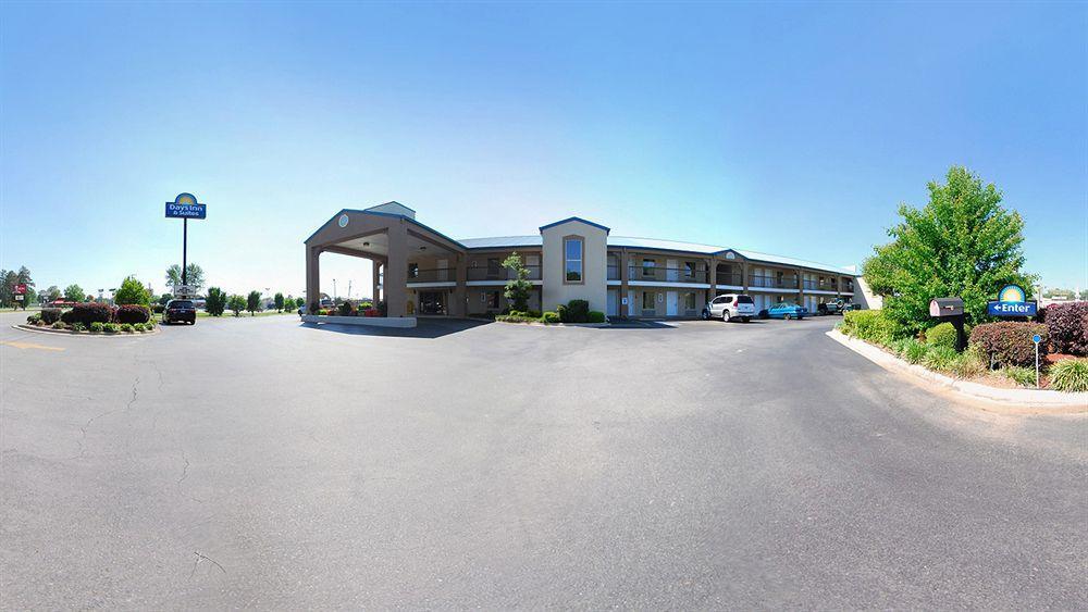 Days Inn & Suites By Wyndham Pine Bluff Buitenkant foto